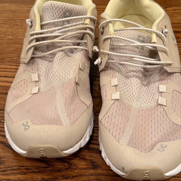 On Cloud 5 women’s tennis shoe. light weight, slip on. - Picture 2 of 6